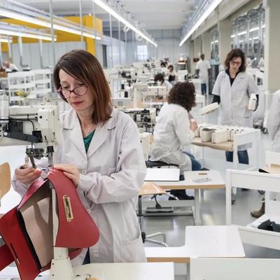 危機(jī)中的轉(zhuǎn)型與責(zé)任 LVMH轉(zhuǎn)產(chǎn)洗手液，巴黎抗疫下的奢侈品巨頭擔(dān)當(dāng)